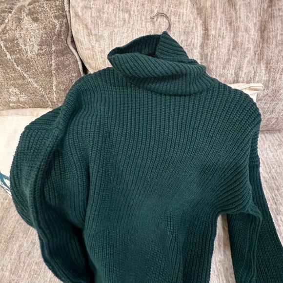 Green Turtlesnexk drop shoulder sweater - Picture 5 of 5